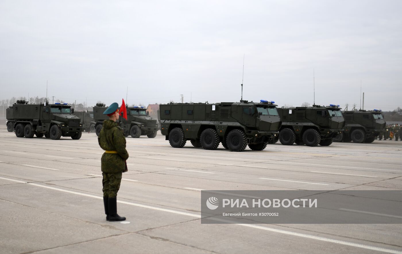 Совместные тренировки сводного парадного расчета, механизированной колонны и авиации Парада Победы