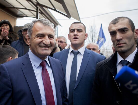 Выборы президента Южной Осетии и референдум о переименовании республики
