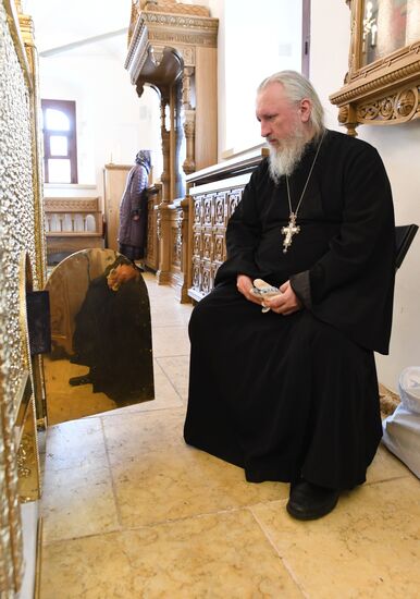 Молебен на начало чина мироварения в Малом соборе Донского монастыря