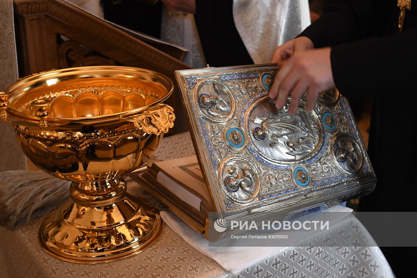 Молебен на начало чина мироварения в Малом соборе Донского монастыря