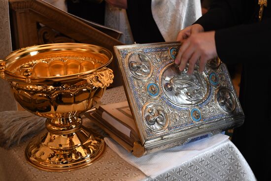 Молебен на начало чина мироварения в Малом соборе Донского монастыря