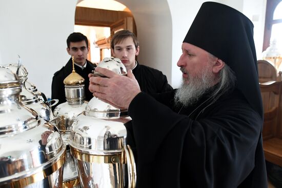 Молебен на начало чина мироварения в Малом соборе Донского монастыря