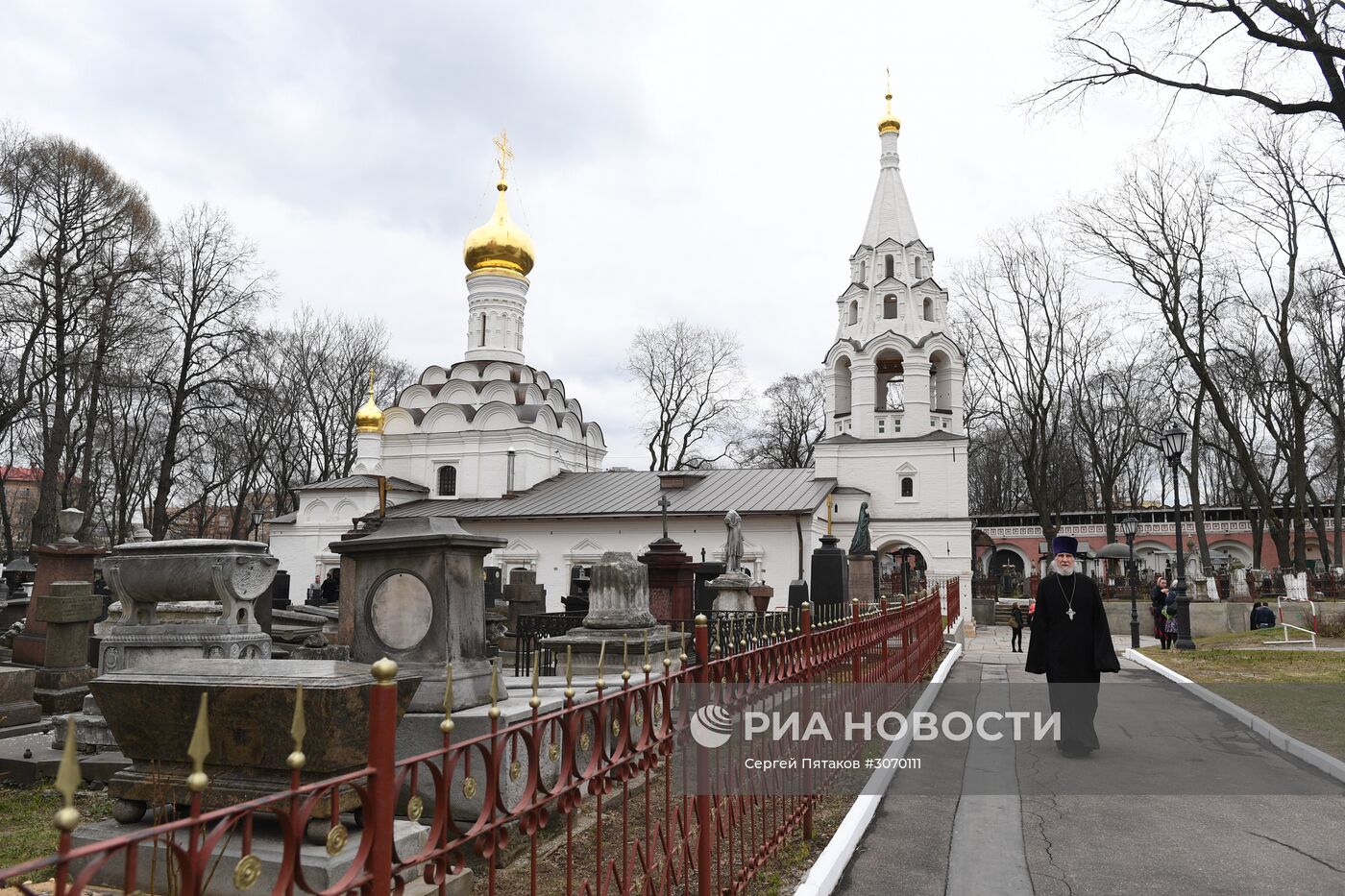 Молебен на начало чина мироварения в Малом соборе Донского монастыря