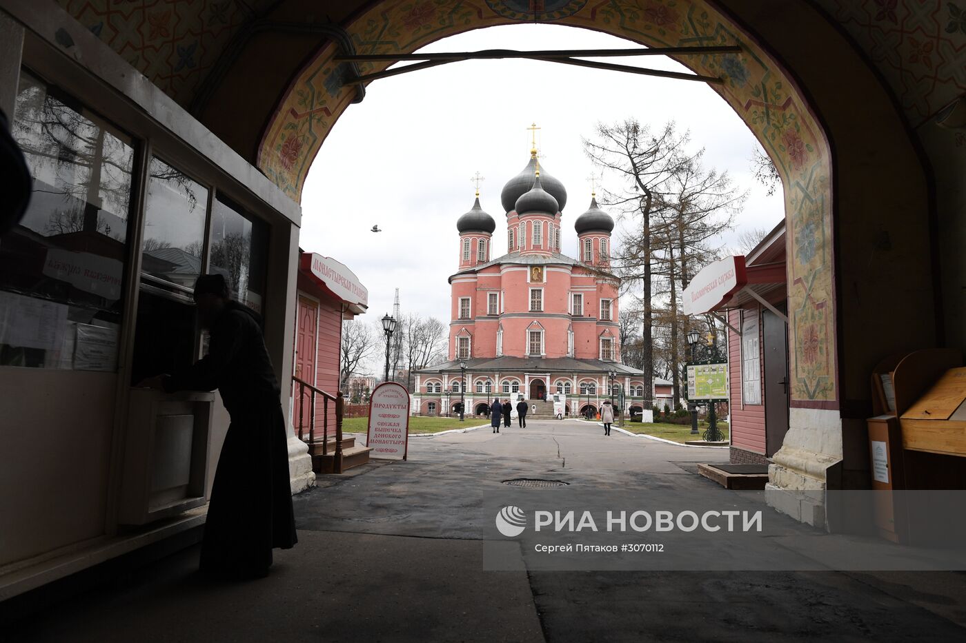 Молебен на начало чина мироварения в Малом соборе Донского монастыря