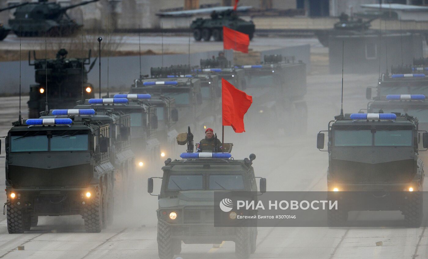 Совместные тренировки сводного парадного расчета, механизированной колонны и авиации Парада Победы