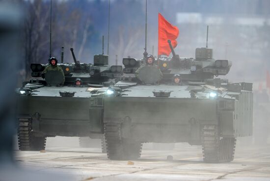 Совместные тренировки сводного парадного расчета, механизированной колонны и авиации Парада Победы