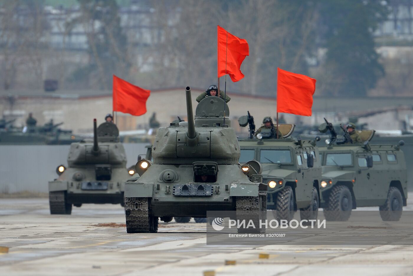 Совместные тренировки сводного парадного расчета, механизированной колонны и авиации Парада Победы