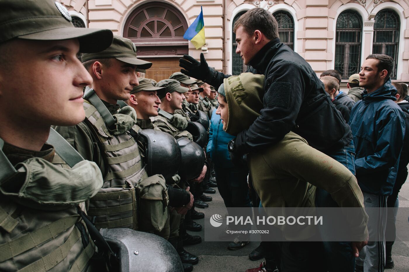 Акции радикалов у украинских филиалов Сбербанка