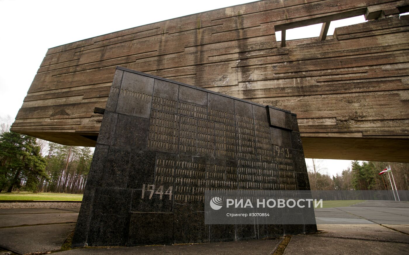 Памятная церемония в мемориальном комплексе "Концентрационный лагерь Саласпилс" в Латвии