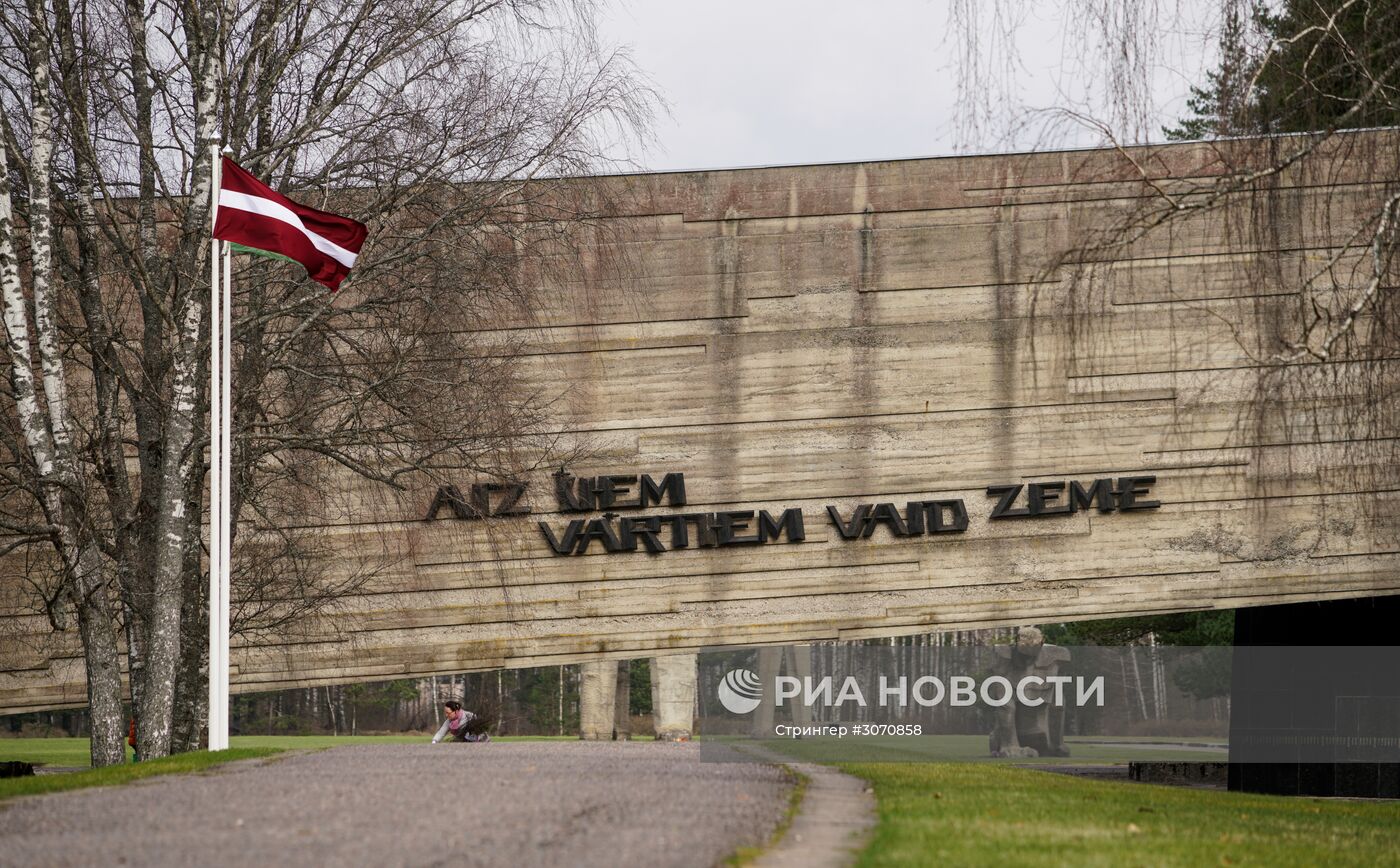 Памятная церемония в мемориальном комплексе "Концентрационный лагерь Саласпилс" в Латвии