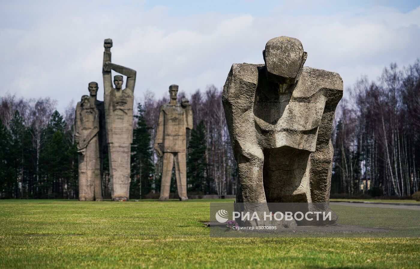 Памятная церемония в мемориальном комплексе "Концентрационный лагерь Саласпилс" в Латвии