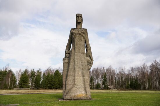 Памятная церемония в мемориальном комплексе "Концентрационный лагерь Саласпилс" в Латвии