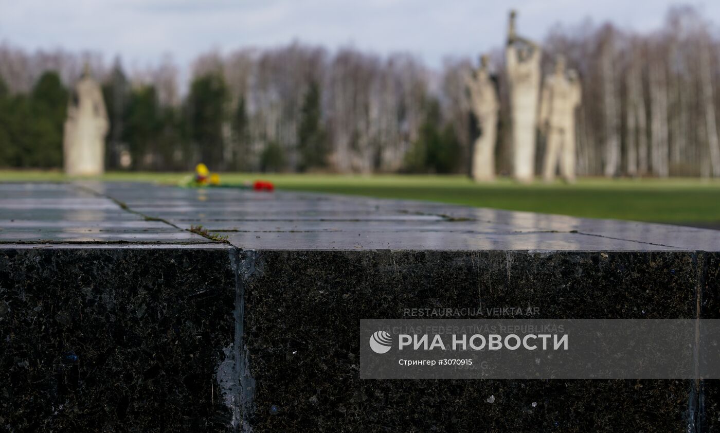 Памятная церемония в мемориальном комплексе "Концентрационный лагерь Саласпилс" в Латвии