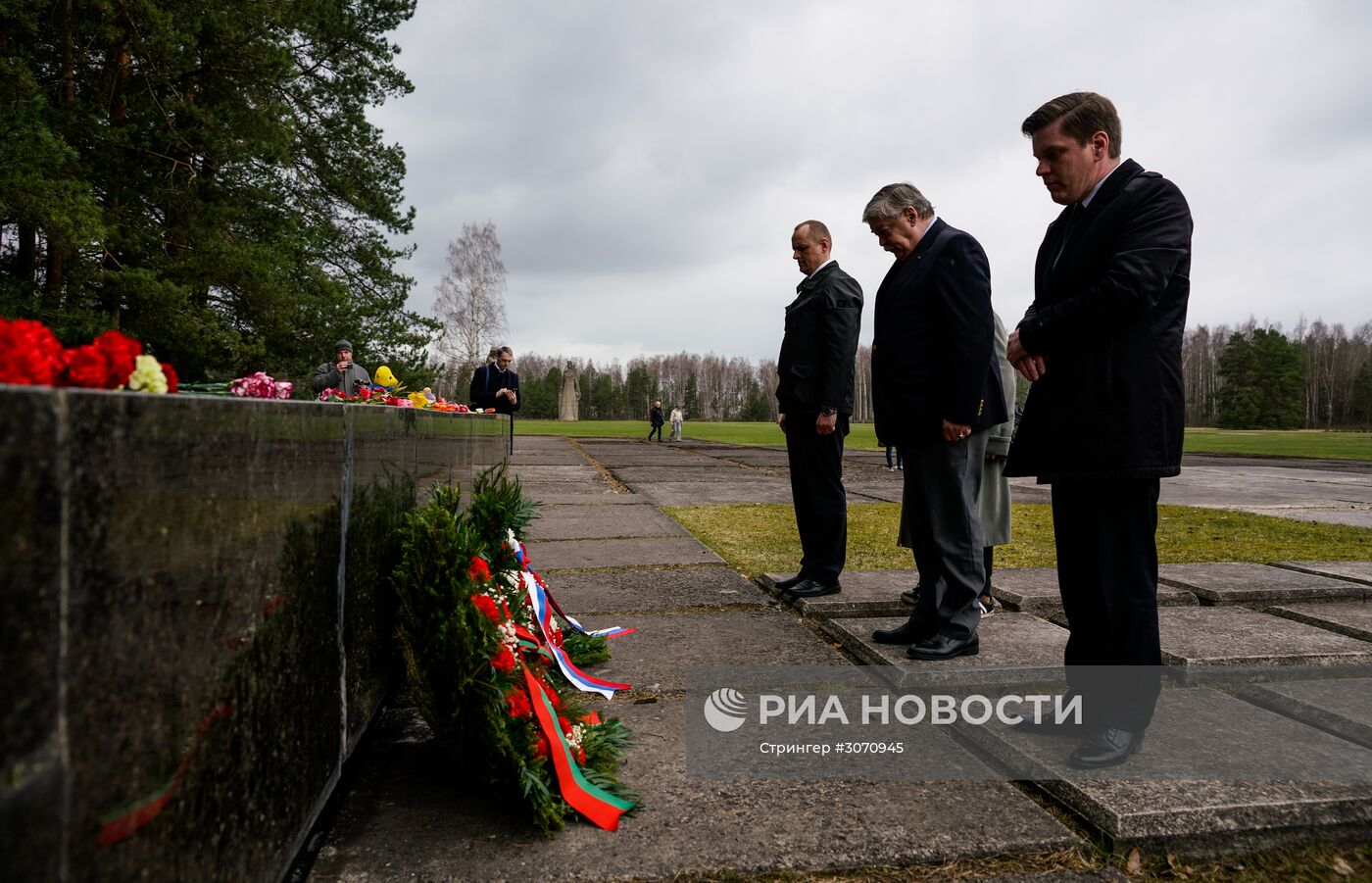 Памятная церемония в мемориальном комплексе "Концентрационный лагерь Саласпилс" в Латвии