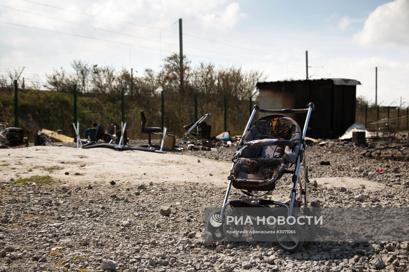 Последствия пожара в лагере мигрантов во Франции