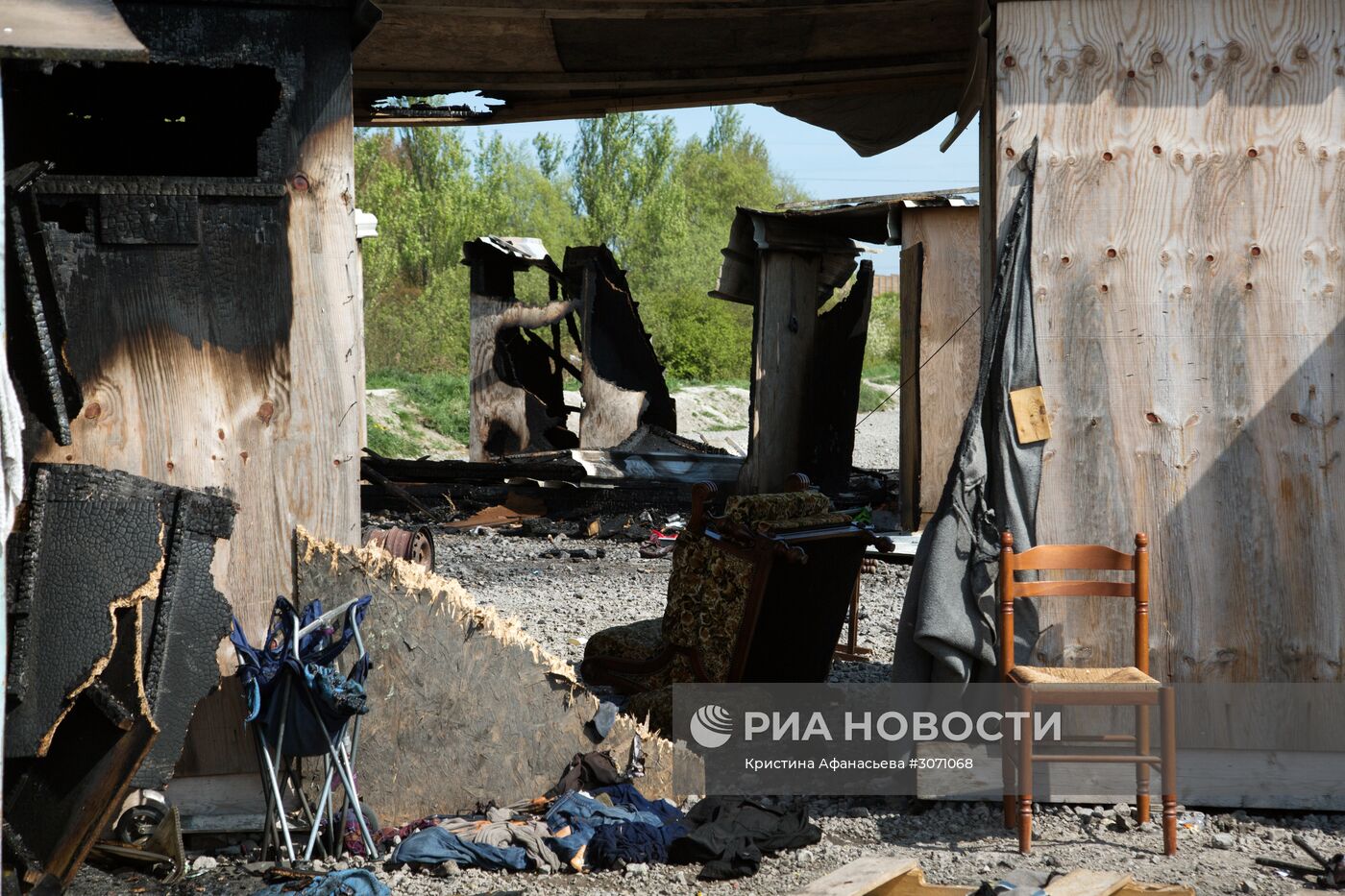 Последствия пожара в лагере мигрантов во Франции