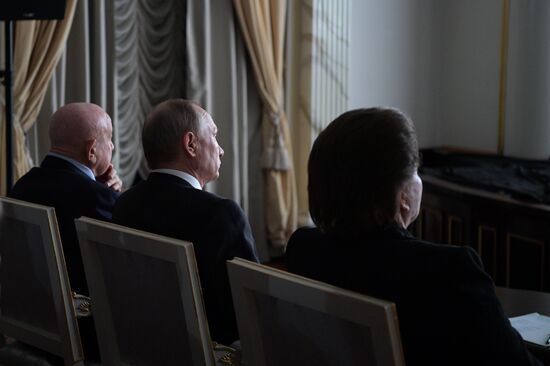 Президент РФ В. Путин накануне Дня космонавтики посмотрел фильм "Время первых"
