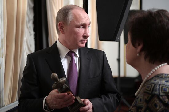 Президент РФ В. Путин накануне Дня космонавтики посмотрел фильм "Время первых"