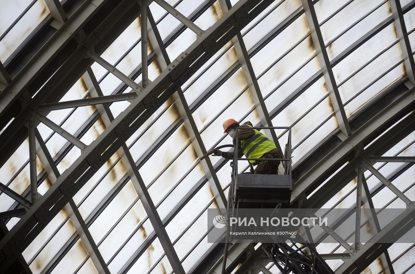 Мэр Москвы С.Собянин осмотрел ход реконструкции павильона "Космос" на ВДНХ