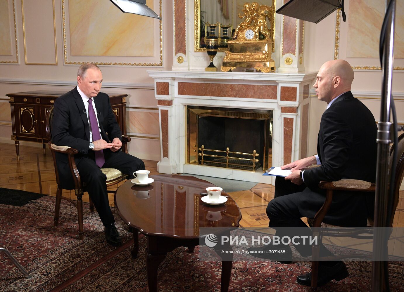 Президент РФ В. Путин дал интервью межгосударственной телерадиокомпании "Мир"