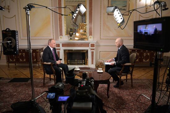 Президент РФ В. Путин дал интервью межгосударственной телерадиокомпании "Мир"
