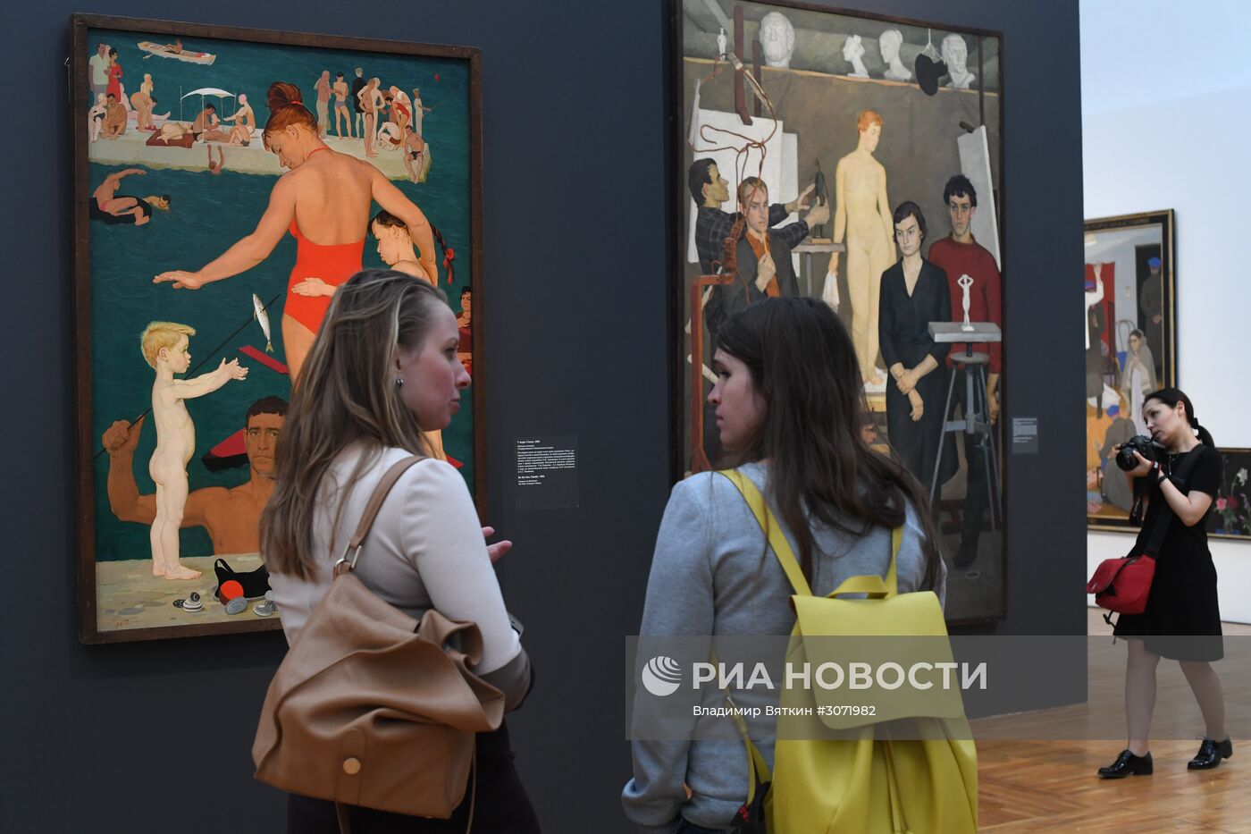 Показ выставки "Дмитрий Жилинский. Ближний круг"