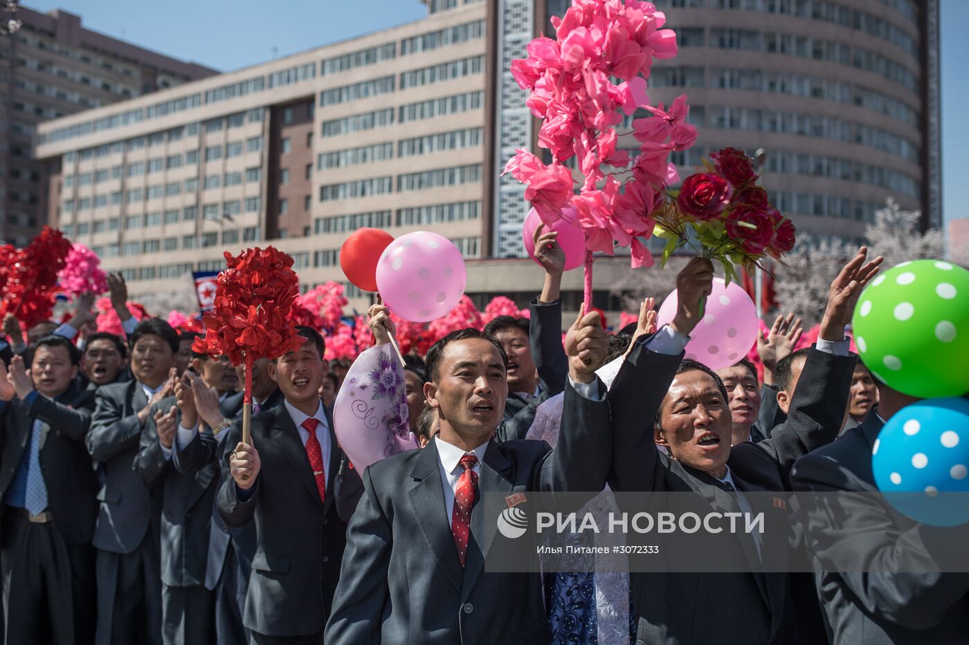 Церемония открытия нового жилого комплекса на улице Рёмён в Пхеньяне