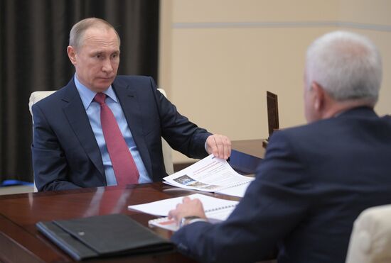 Президент РФ В. Путин встретился с президентом ПАО "Лукойл" В. Алекперовым
