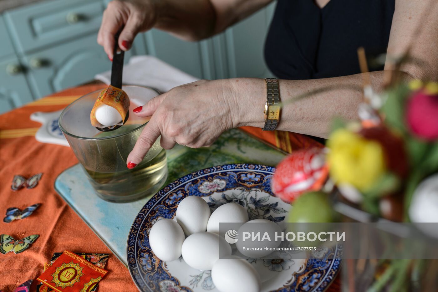 Окрашивание яиц к Пасхе