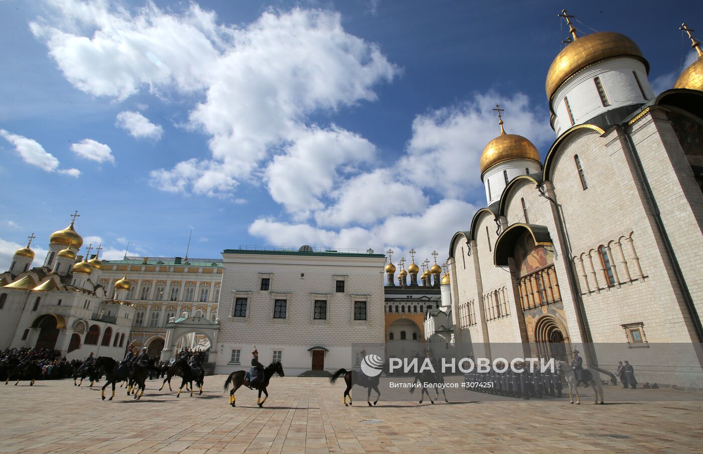 Первая в этом году церемония развода пеших и конных караулов Президентского полка