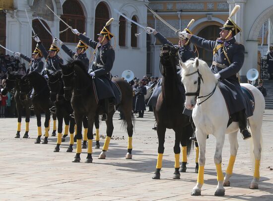 Первая в этом году церемония развода пеших и конных караулов Президентского полка