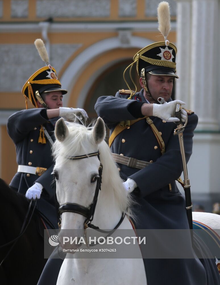 Первая в этом году церемония развода пеших и конных караулов Президентского полка
