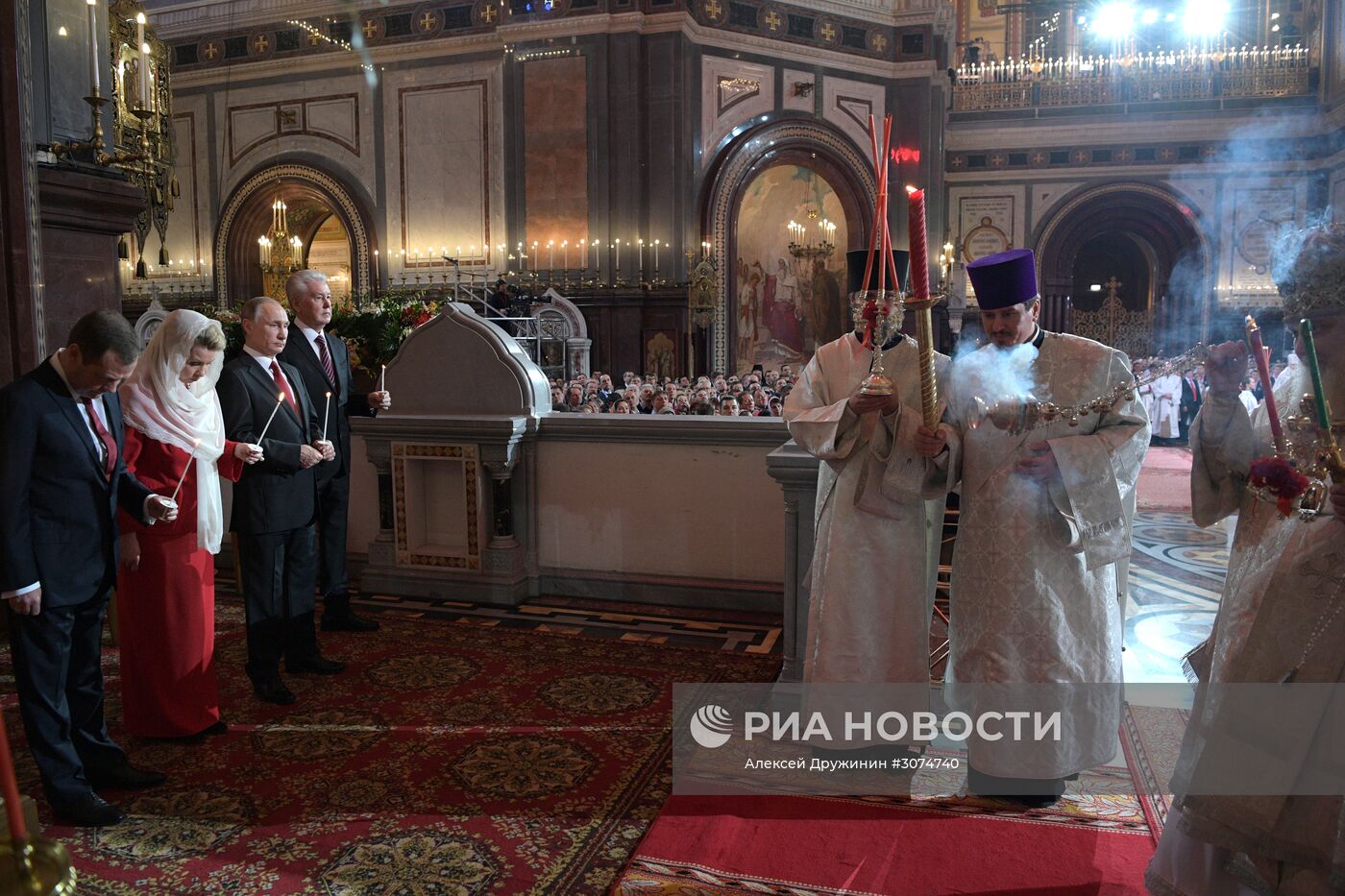 Президент РФ В. Путин и премьер-министр РФ Д. Медведев на пасхальном богослужении в храме Христа Спасителя