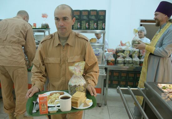 Российским военным в Сирии доставили пасхальные куличи из Москвы