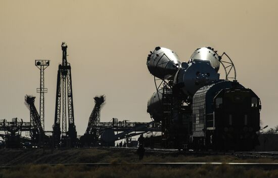 Вывоз ракеты-носителя "Союз-ФГ" с пилотируемым кораблем "Союз-МС-04" на стартовую площадку