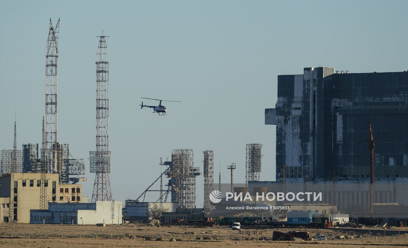 Вывоз ракеты-носителя "Союз-ФГ" с пилотируемым кораблем "Союз-МС-04" на стартовую площадку