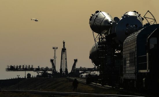 Вывоз ракеты-носителя "Союз-ФГ" с пилотируемым кораблем "Союз-МС-04" на стартовую площадку