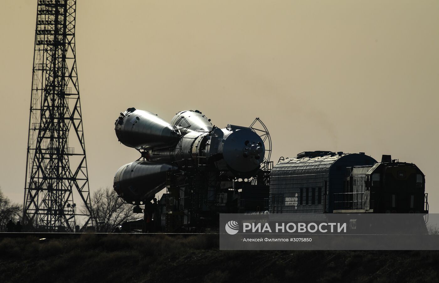 Вывоз ракеты-носителя "Союз-ФГ" с пилотируемым кораблем "Союз-МС-04" на стартовую площадку