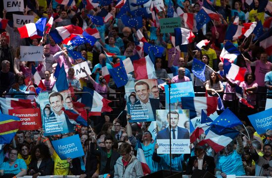 Предвыборная встреча Э. Макрона с избирателями в Париже
