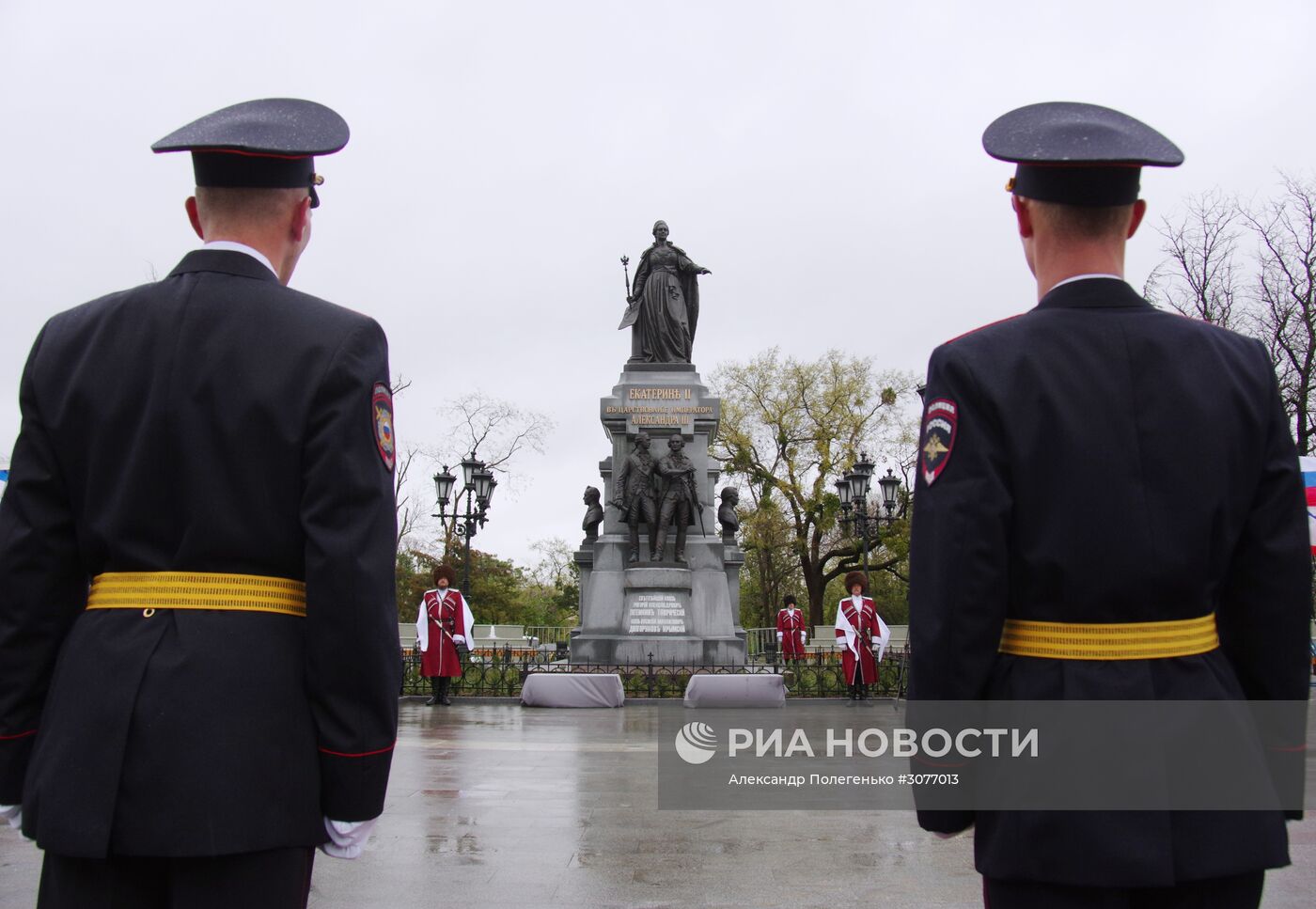 Возложение цветов к памятнику Екатерине II в Крыму