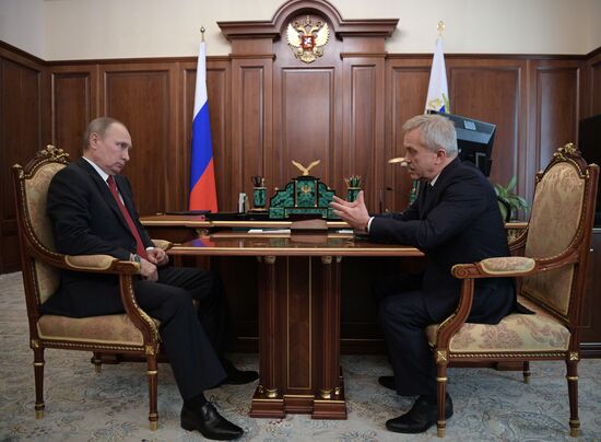 Рабочая встреча президента РФ В. Путина с губернатором Белгородской области Е. Савченко