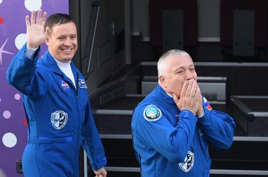 Пуск ракеты-носителя "Союз-ФГ" с ТПК "Союз МС-04" с космодрома Байконур