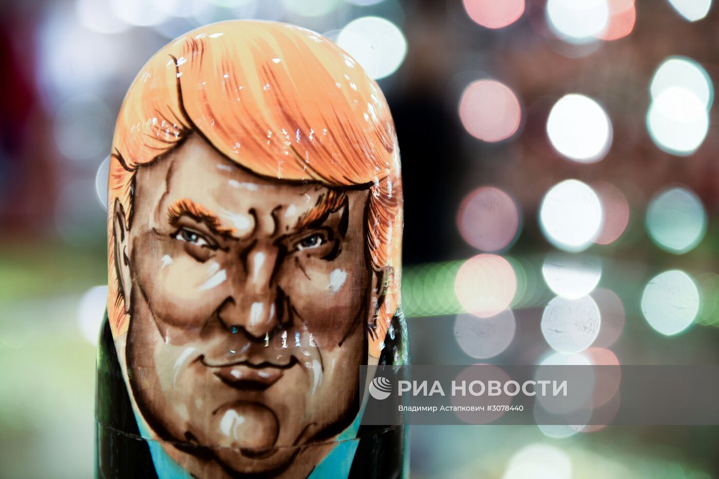 Матрешки с изображением президента США Д. Трампа продаются в Москве