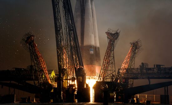 Пуск ракеты-носителя "Союз-ФГ" с ТПК "Союз- МС-04" с космодрома Байконур