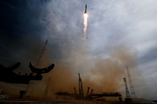 Пуск ракеты-носителя "Союз-ФГ" с ТПК "Союз- МС-04" с космодрома Байконур