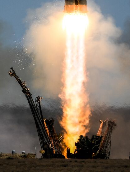 Пуск ракеты-носителя "Союз-ФГ" с ТПК "Союз- МС-04" с космодрома Байконур