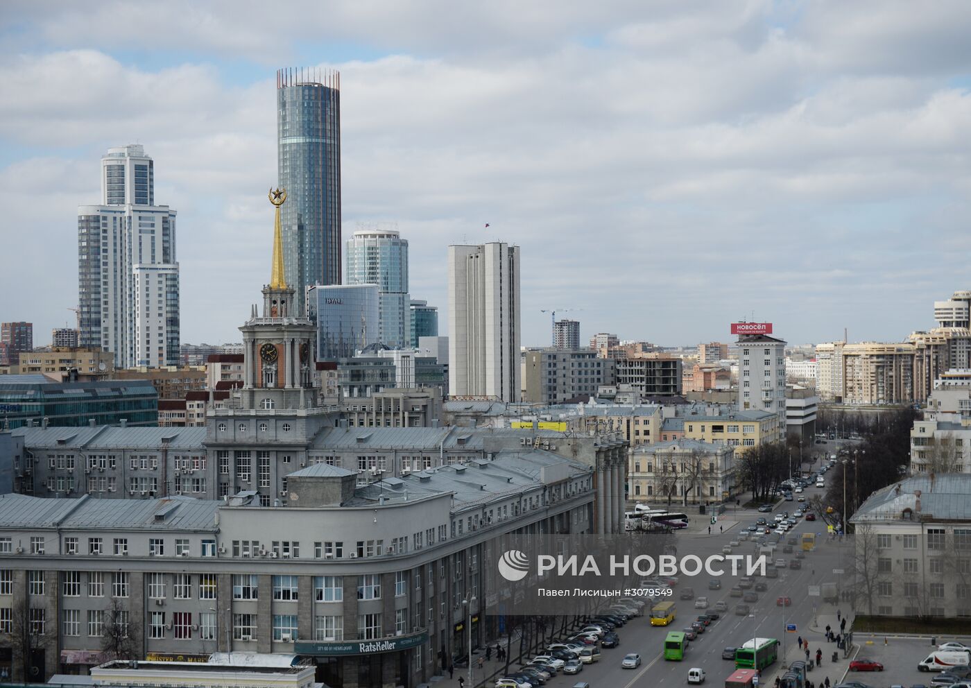 Вид на Екатеринбург с колокольни храма "Большой Златоуст"