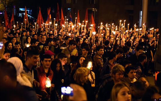 Факельное шествие в Ереване в память о геноциде армян