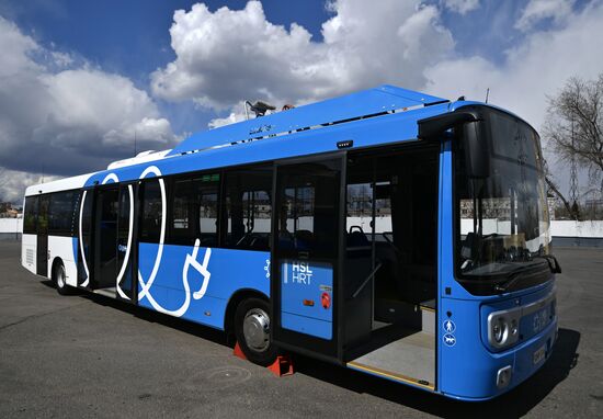 Презентация нового электробуса с возможностью зарядки на маршруте