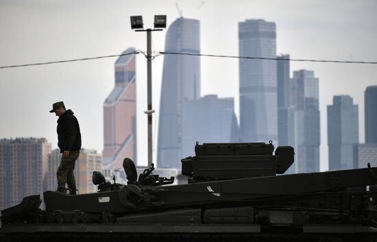 Подготовка военной техники, участвующей в Параде Победы